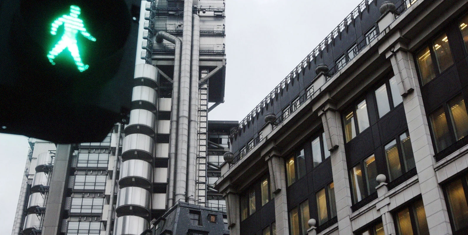 Londres está a testar semáforos que priorizam pedestres