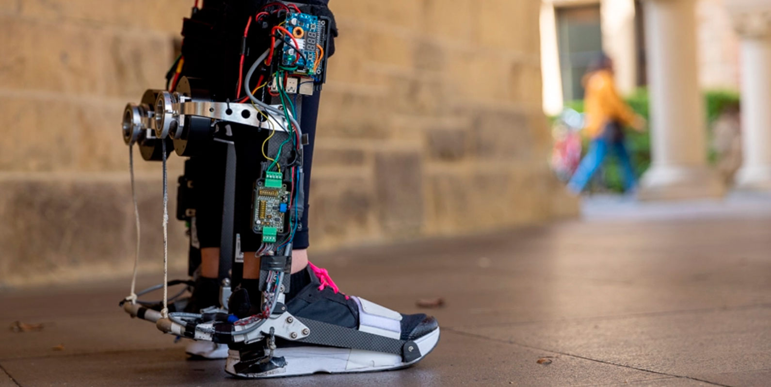 Um exoesqueleto robótico adapta-se aos utilizadores para ajudá-los a andar mais rápido