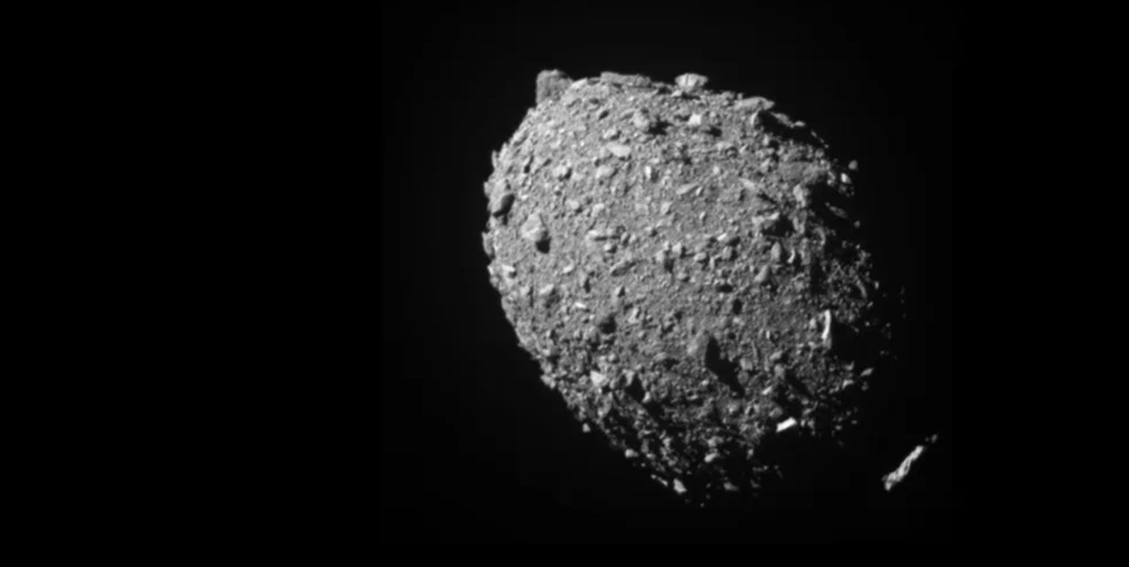 O momento em que a espaçonave DART da NASA colidiu com um asteroide