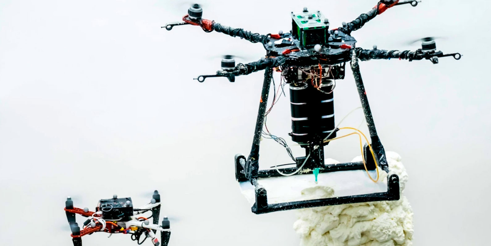Veja uma equipa de drones a imprimir uma torre em 3D